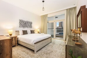 4 soverom, skrivebord, strykejern/-brett og reiseseng for barn