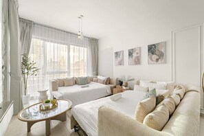 2 chambres, bureau, fer et planche à repasser, lit de bébé portatif