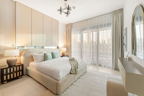 2 slaapkamers, een bureau, een strijkplank/strijkijzer, reisbedje