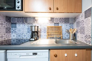 Een koelkast, een magnetron, een oven, een kookplaat