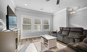 TV - Coylton Haven-Single Family Home in Bella Vista (Bella Vista)