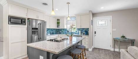 Refrigerador, microondas, horno, placa de cocina