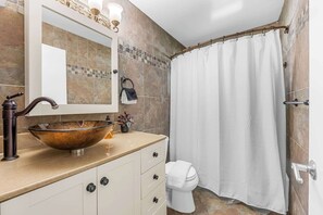 Douche, séchoir à cheveux, serviettes fournies, shampooing