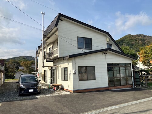 The ocean, river, and mountains are a 3-minute walk away! One building rental [with wood stove, ping-pong table, and storage room with indoor bicycle parking] BBQ and outdoor facilities in the spacious grounds (pets are partially allowed!) Close to Cape E