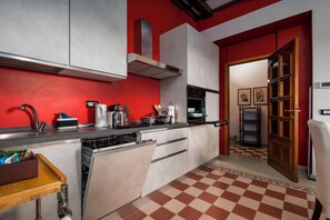 Micro-ondes, four, plaque de cuisson, lave-vaisselle