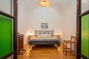 1 dormitorio, tabla de planchar con plancha, wifi y ropa de cama