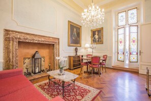 Signature Suite, City View | Living area | 50-inch Smart TV with satellite channels - Corte Realdi Suites Piazza Erbe (Verona)