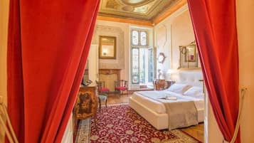 Suite Prestigio, vista a la ciudad | Minibar, caja de seguridad en la habitación y cortinas blackout