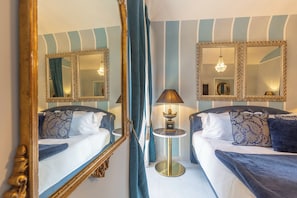 Superior-Suite, Stadtblick | Minibar, Zimmersafe, Verdunkelungsvorhänge, Bügeleisen/Bügelbrett