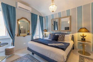 Suite superior, vista a la ciudad | Minibar, caja de seguridad en la habitación y cortinas blackout 