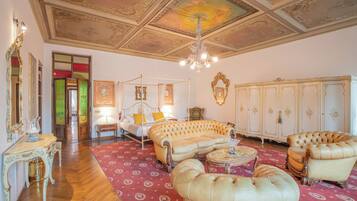 Executive Suite, City View | Minibar, in-room safe, blackout drapes, soundproofing