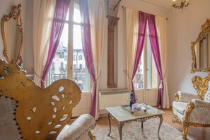 Deluxe Suite, City View | Living area | 50-inch Smart TV with satellite channels -  Corte Realdi Suites Piazza Erbe (Verona)