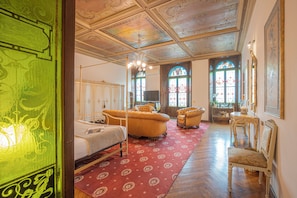 Executive-Suite, Stadtblick | Wohnbereich | 50-Zoll-Smart-TV mit Satellitenempfang
