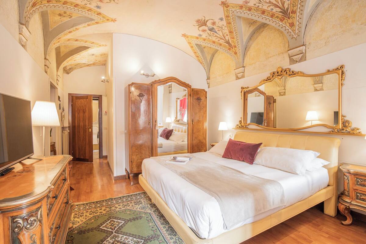 Deluxe Suite, City View | Minibar, in-room safe, blackout curtains, iron/ironing board