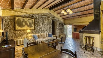 Una chimenea, una mesa de tenis de mesa