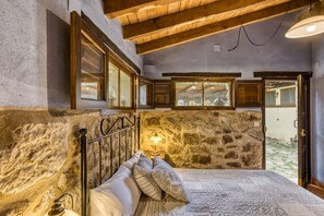 1 dormitori i roba de llit 