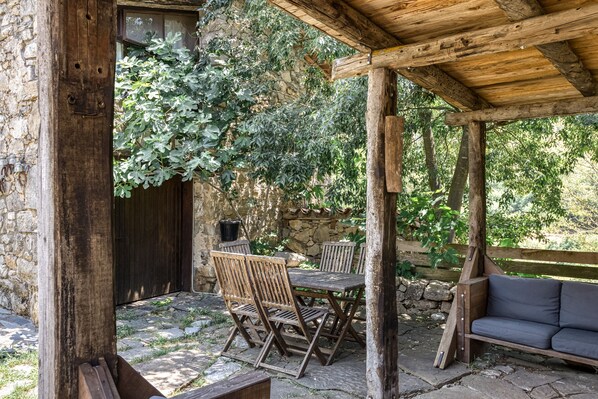 Outdoor dining - 'Xarel-lo' Room with Mountain Views, Shared Pool and Terrace (Oix)