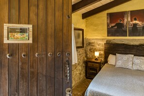 1 bedroom, bed sheets - 'Xarel-lo' Room with Mountain Views, Shared Pool and Terrace (Oix)