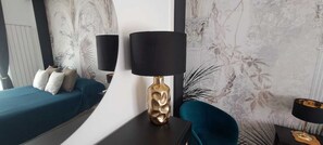 Een kluis op de kamer, een strijkplank/strijkijzer, gratis wifi
