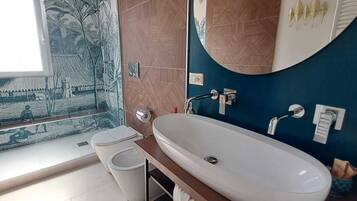 Douche, sĂšche-cheveux, bidet, serviettes fournies