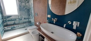 Een douche, een haardroger, een bidet, handdoeken