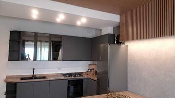 Frigorifero, forno, piano cottura, lavastoviglie