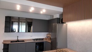 Frigorifero, forno, piano cottura, lavastoviglie