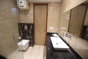 Executive Double Room | Bathroom | Shower, hydromassage showerhead, designer toiletries, hair dryer