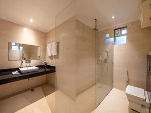 Dusj, dusjhode med hydromassaje, designertoalettartikler og hårføner