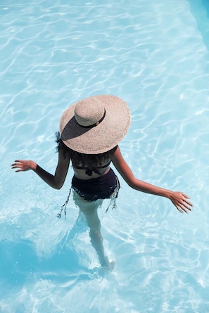 Piscine extérieure, parasols de plage, chaises longues