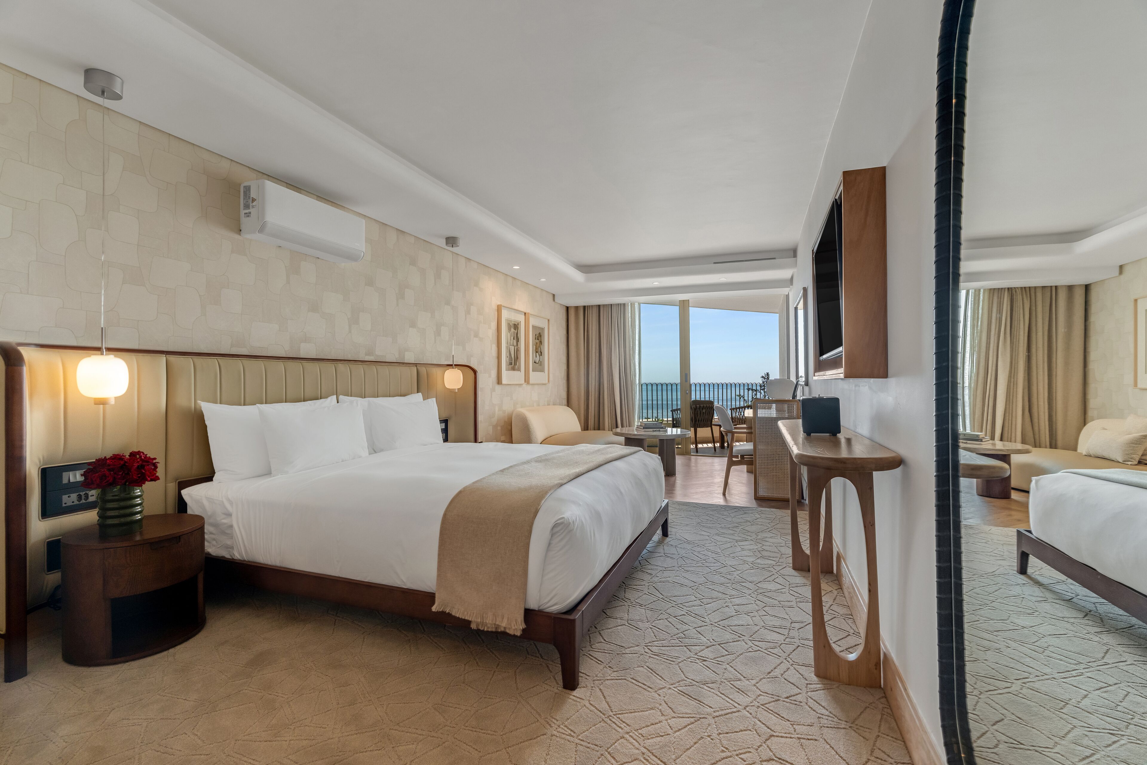 Ropa de cama de alta calidad, minibar y tabla de planchar con plancha 