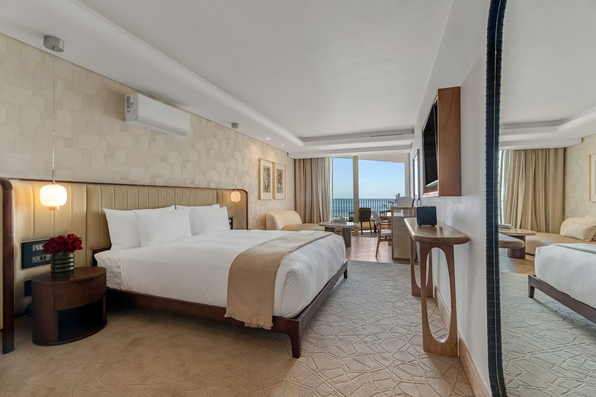 Ropa de cama de alta calidad, minibar y tabla de planchar con plancha