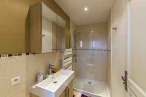 Douche, serviettes fournies