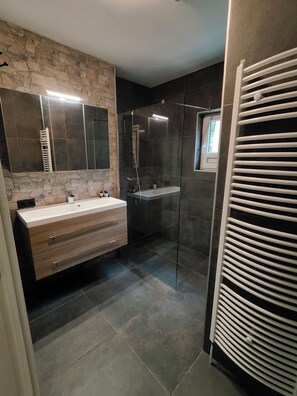 Douche, sèche-cheveux, savon, papier toilette