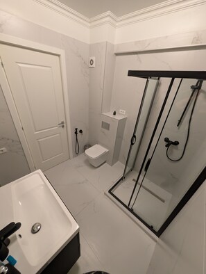 Haartrockner, Handtücher, Seife, Toilettenpapier
