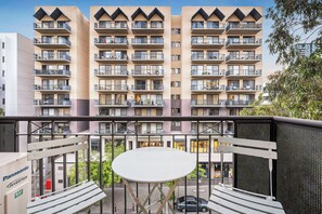 Outdoor dining - Bespoke East Perth - Sleeps 2 - Superior Wi-Fi (Perth)