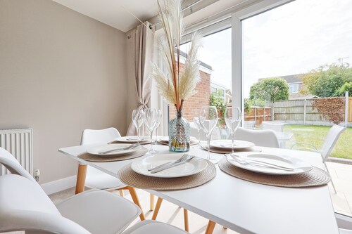 Sleeps 6, Wifi, Whole House, Spacious, Refurbished