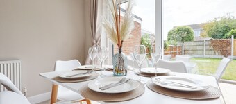 Sleeps 6, Wifi, Whole House, Spacious, Refurbished