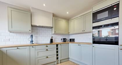 Sleeps 8, Wifi, Whole House, Spacious, Refurbished