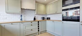 Sleeps 8, Wifi, Whole House, Spacious, Refurbished