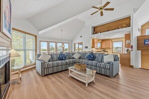 Televisión y chimenea 