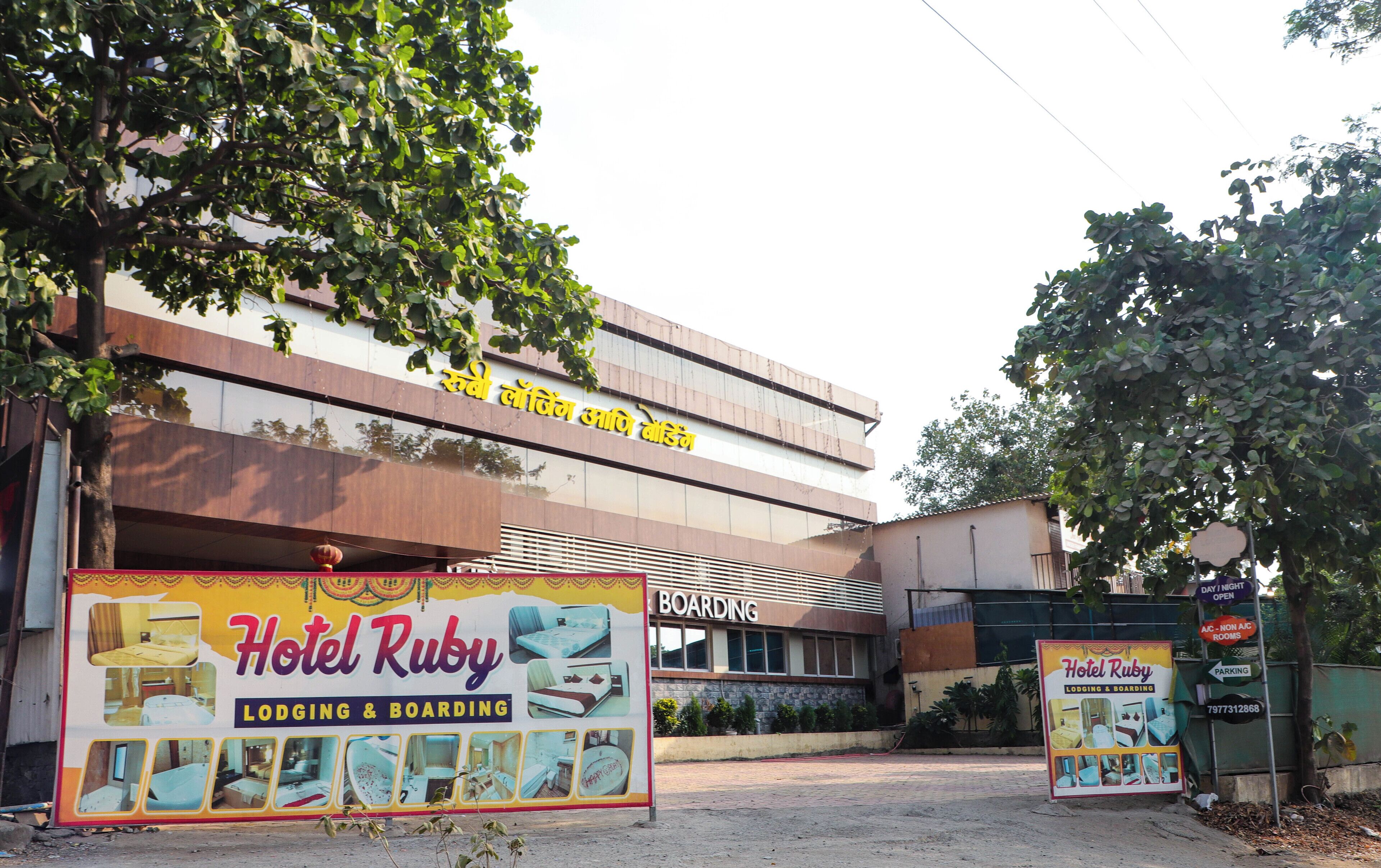 Un bâtiment portant une enseigne « Hôtel Ruby », indiquant qu’il propose des services d’hébergement et de restauration.
