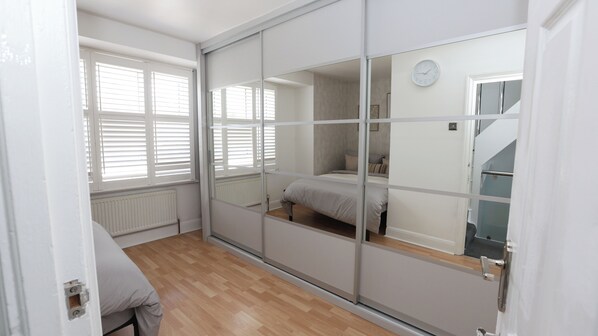 2 bedrooms, iron/ironing board, free WiFi, bed sheets