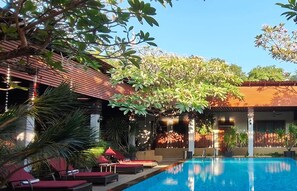 Una piscina al aire libre