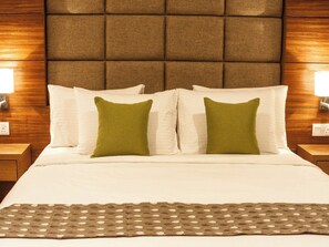 Habitación Deluxe doble, 1 cama de matrimonio grande, balcón | Escritorio, tabla de planchar con plancha, wifi gratis y ropa de cama