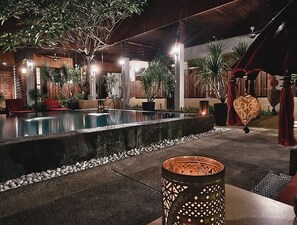Una piscina al aire libre