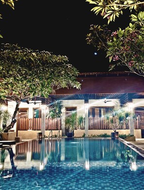 Una piscina al aire libre