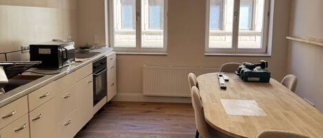 Réfrigérateur, micro-ondes, four, plaque de cuisson