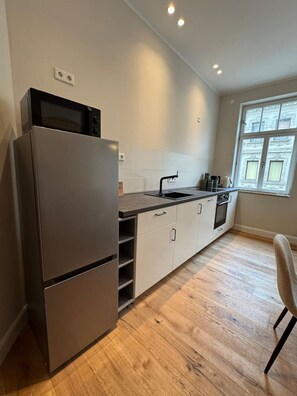 Køleskab, mikrobølgeovn, ovn, kogeplade