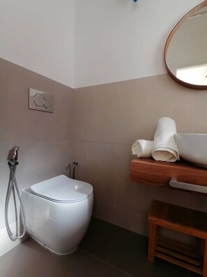 Douche, sèche-cheveux, serviettes fournies, savon